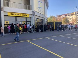 Фенове на "Ботев" (Пд) чака на опашка да си купят билети за дербито.


Снимка: Колежа 24/7