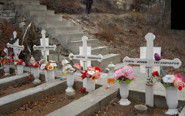 Тепавичарови са положени в общ гроб в Нареченски бани, между родителите са децата им.