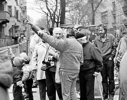 Журналисти и граждани се събират по площадите на Берлин, за да видят с очите си историческото събитие. Църковни служители раздават на хората чай и шоколад, от кметството в Западен Берлин даваха карти на метрото и градския транспорт в целия град. Това си спомня фоторепортерът Румяна Тонева, която е свидетел на падането на Берлинската стена през ноември 1989 година.
