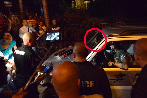 Политологът Стойчо Стойчев показва среден пръст на протестиращите, блокирали “Ситняково” на 17 август.