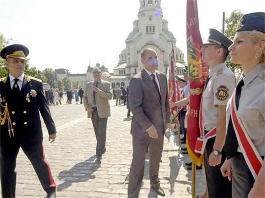 Вътрешния министър Цветан Цветанов и главният секретар на МВР Калин Георгиев поздравяват полицаите по случай празника. СНИМКИ: ИВАЙЛО ДОНЧЕВ
