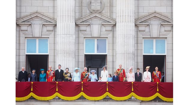 На балкона до Елизабет Втора застанаха само кралски особи, които изпълняват обществените си функции.