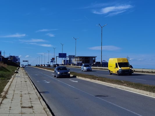 На пътища с две отделни платна за движение ще трябва вече да се поставят мантинели от нов тип, които са по-високи от досегашните. 
СНИМКА: ЙОРДАН СИМЕОНОВ