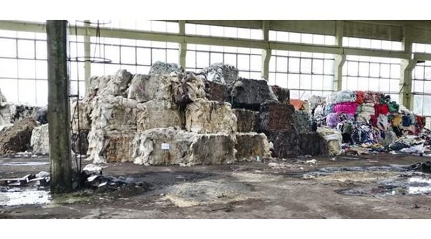 Част от 250-те тона боклуци, изсипани в бившето поделение в Батак.