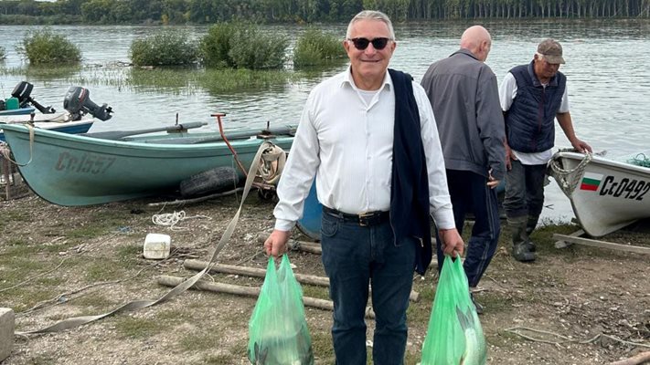 Политикът позира с подаръците от рибарите