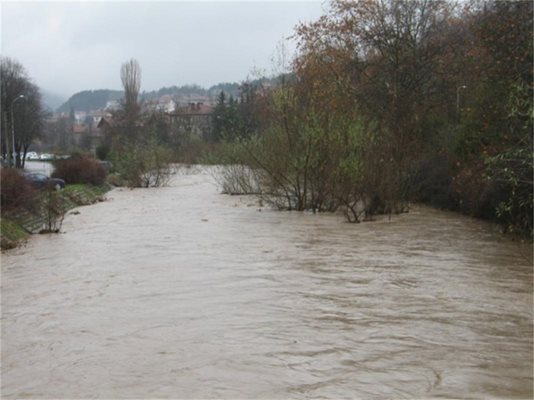 Преди година се наложи изпускане на язовир "Студена", което доведе до драстично повишение на река "Струма".
