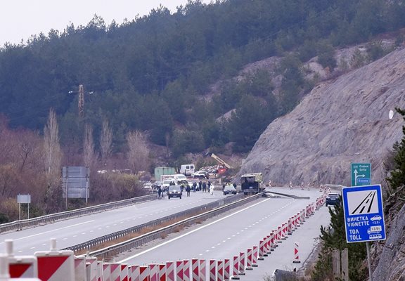 Участъкът от “Струма” близо до мястото на катастрофата с македонски автобус преди близо две години ще е затворена по Великденските празници заради ремонт. 

СНИМКА: ВЕЛИСЛАВ НИКОЛОВ