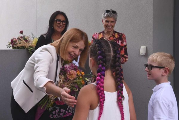Йорданка Фандъкова се радва на първокласниците Анабел и Любомир, които я посрещнаха в новия филиал. Зад нея са Нанси Шилър, президент на “Америка за България”, и изпълнителният директор на фондацията Десислава Тальокова.

СНИМКА: ВЕЛИСЛАВ НИКОЛОВ
