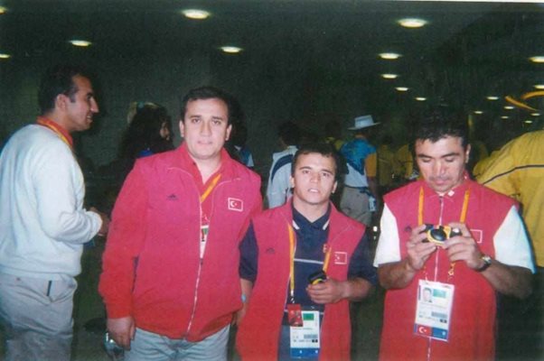 Двамата братя с турския отбор по щанги