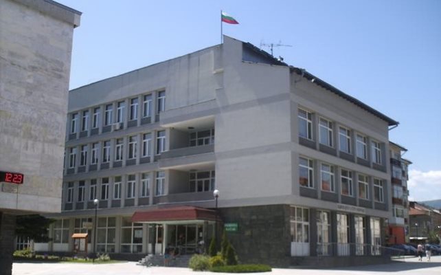 Сградата на община Батак.