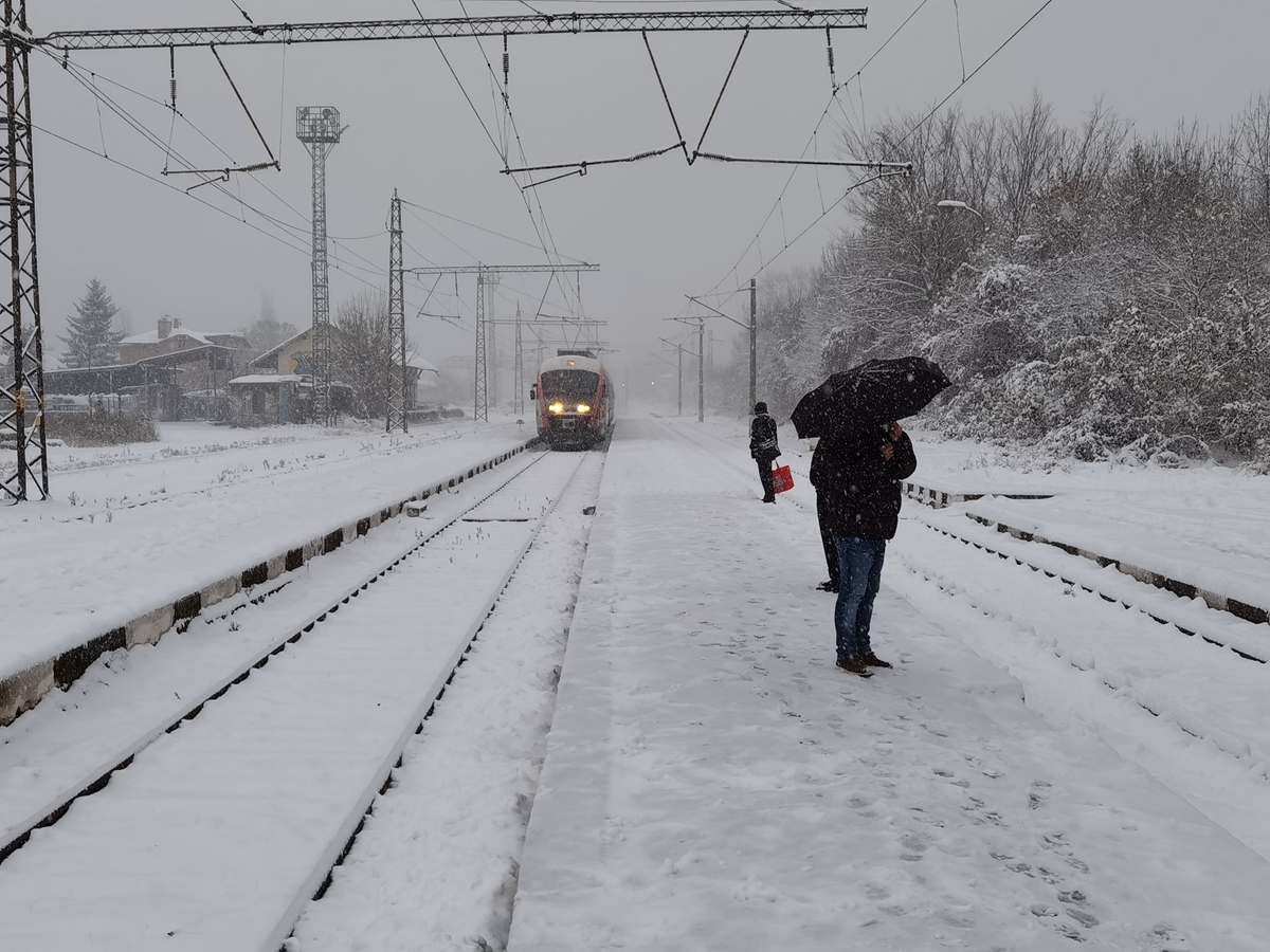 Ледени чиновници карат влака и пускат тока в държавата