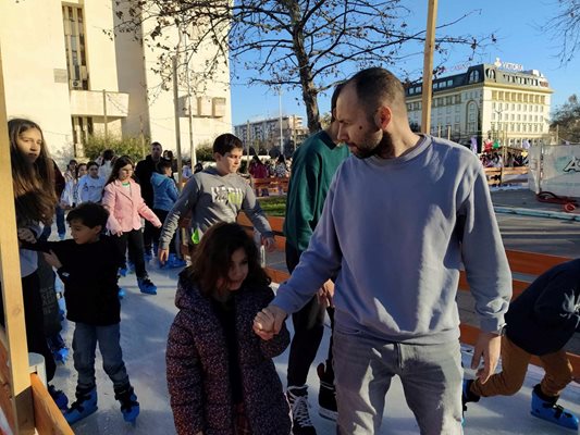 Малки и големи посетиха ледената пързалка в почивния ден.