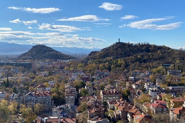 Слънчево и топло време ни очаква днес, в Пловдив - до 19°