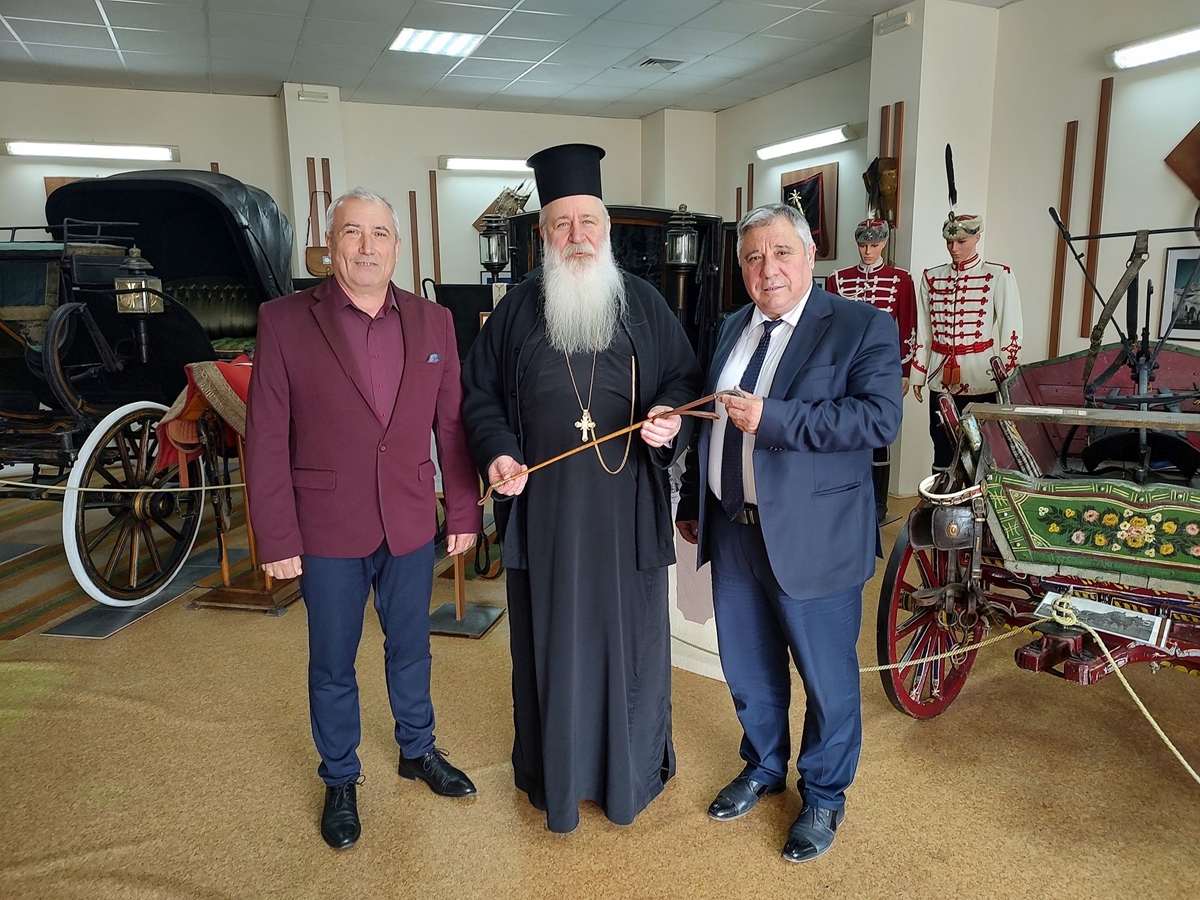 Дядо Сионий дари нагайката на генерал Владимир Стойчев на Музея на коня