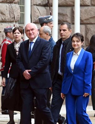 Премиерът Димитър Главчев и зам.-шефката на НС Росица Кирова при издигането на знамето на ЕС.
