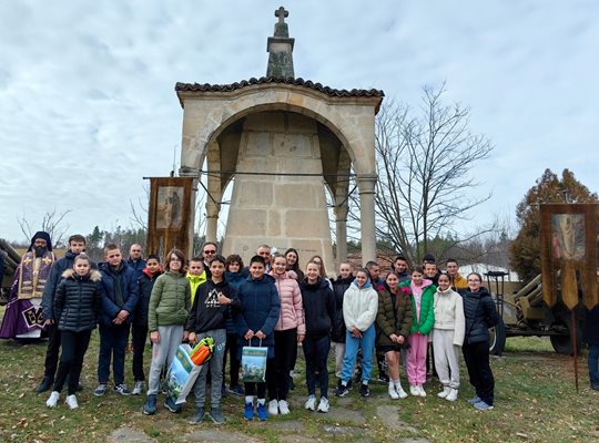 Инж. Дилян Млъзев с ученици пред паметника на героите