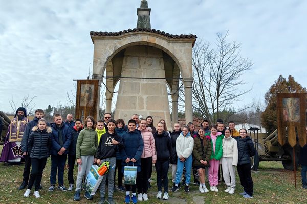 Инж. Дилян Млъзев с ученици пред паметника на героите