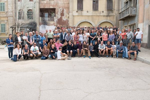 Целият снимачен екип на “Септември в Шираз” заедно с актьорите Ейдриън Броуди и Салма Хайек се снимат за спомен в киноцентъра на “Ню Бояна”,