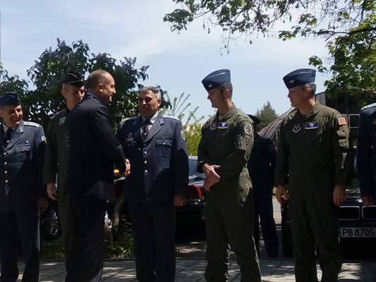 Президентът Радев се ръкува с военни на "Граф Игнатиево" СНИМКИ: Наташа Манева