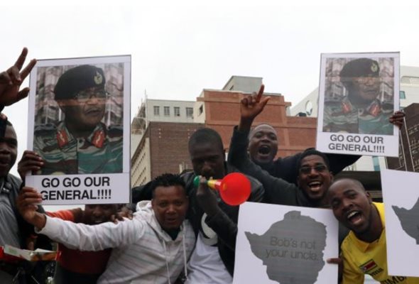 Хиляди хора излязоха по улиците на столицата на Зимбабве Хараре, за да участват в протест срещу президента Робърт Мугабе СНИМКА: Ройтерс