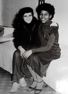 Росица и  Мирабел в  московското  общежитие  през 1984 г.