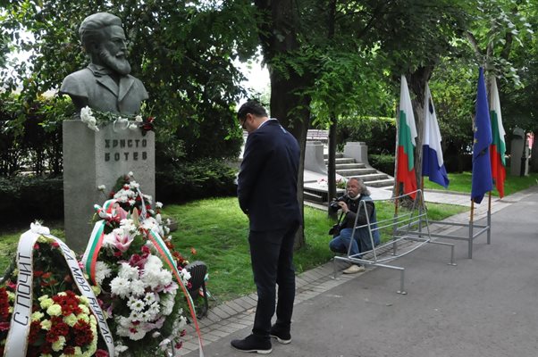 Кметът Димитър Николов пред паметника на Ботев.
