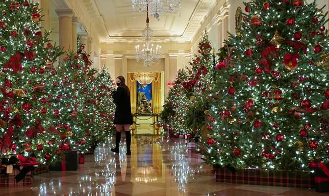 Коледната украса на Белия дом отдава почит към служителите на първа линия в борбата срещу коронавируса СНИМКА: РОЙТЕРС