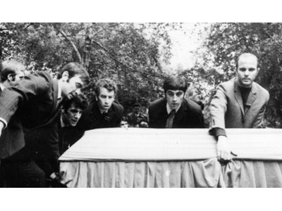 Опечалени мъже вдигат ковчега с тленните останки на Георги Аспарухов по време на погребението на 2 юли 1971 г. СНИМКИ: "УЛТРАС ВАРНА", ПУБЛИКУВАНИ ОТ LEVSKI FAMILY