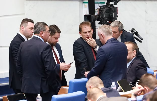 Групата на Ахмед Доган в парламента ще се изписва “ДПС - ДПС”.