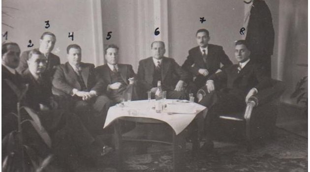 Шефът на разузнаването Андрей Праматаров (посочен с №3 на снимката) с колеги. Сред тях е и топполицаят Никола Гешев (№6). Снимка: Комисията по досиетата.