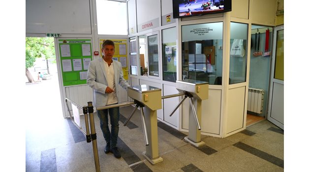 Директорът на столичната 51-а гимназия “Елисавета Багряна” Асен Александров демонстрира как се влиза в училището - с магнитна карта.