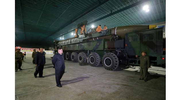 Ким Чен Ун инспектира ядрения си арсенал.