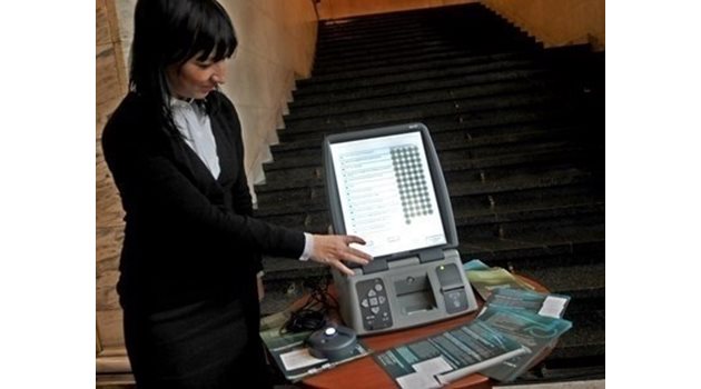 Демонстрация на машина за гласуване  СНИМКА: Архив