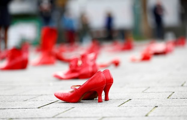 По един чифт  червени обувки  за всяка жена в Белгия, станала жертва на насилие заради своя пол бе  поставен в сърцето на Брюксел.