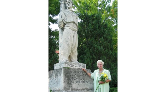 Янка Рупкина пред паметника на Апостола