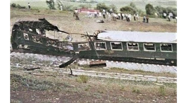 Седем души загиват във влака на гара Буново.