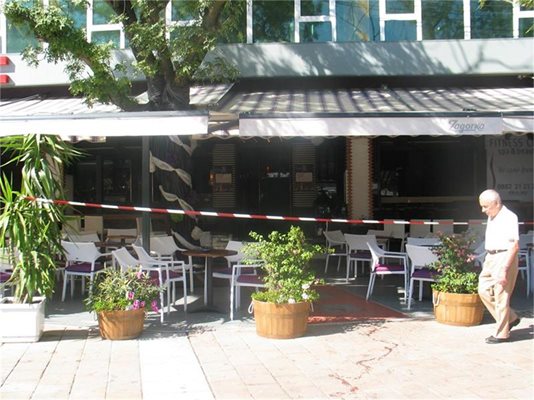 Кафенето в центъра на Плевен, където в събота вечерта се е стреляло, вчера бе затворено. Куката (на снимката вляво) и двама негови приятели са в ареста след инцидента.
СНИМКИ: АВТОРЪТ