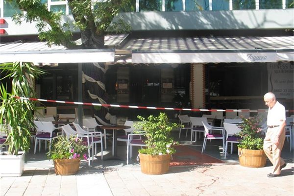 Кафенето в центъра на Плевен, където в събота вечерта се е стреляло, вчера бе затворено. Куката (на снимката вляво) и двама негови приятели са в ареста след инцидента.
СНИМКИ: АВТОРЪТ