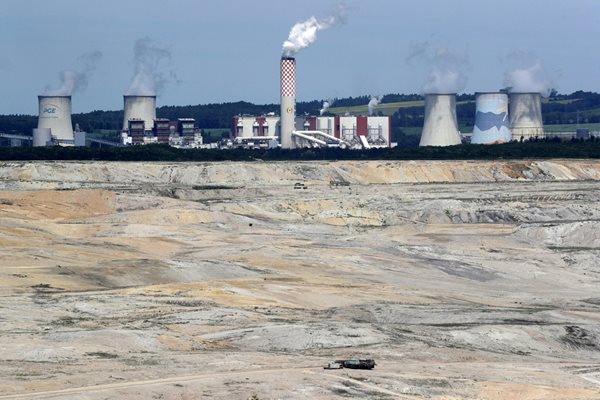 ТЕЦ “Туров” е захранвана с въглища от откритата мина пред нея. 
СНИМКИ: РОЙТЕРС
