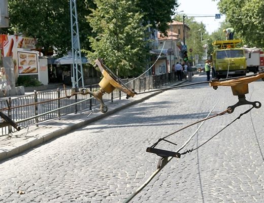 Камион скъса тролейбусни жици в Пловдив, удари 7 коли и 2 стълба