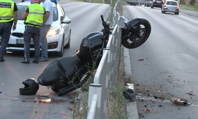 Моторист в интензивното, след като се заби в ограда в Русе (Видео)