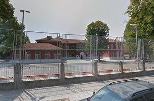 Полицията в Пловдив проверява за набит и ограбен шестокласник, директорката отрича