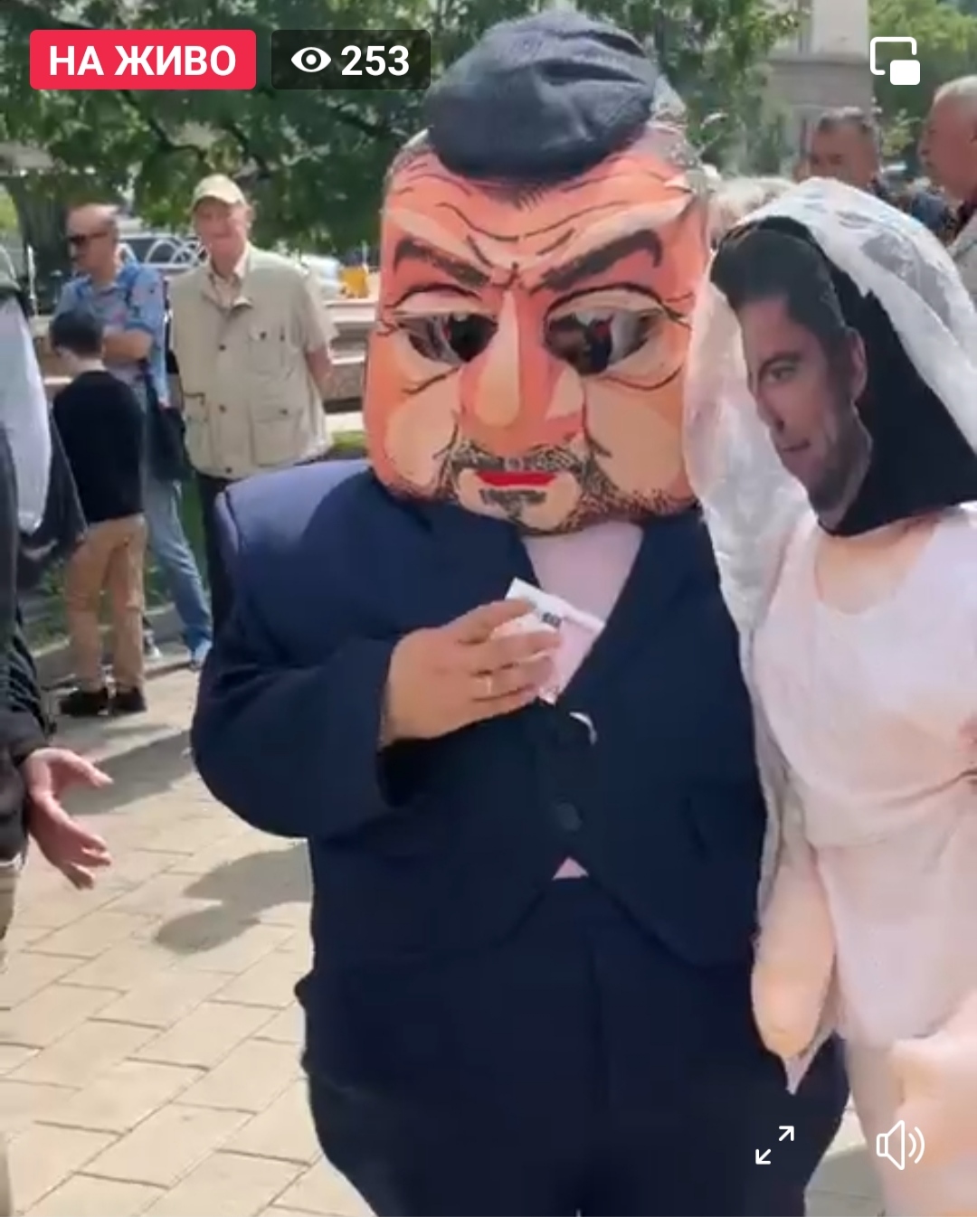 Булка, младоженец и свещеник на протест пред президентството, посрещат ПП-ДБ