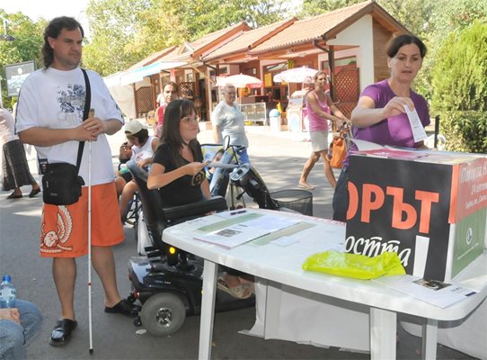 Стотици пуснаха бюлетина в протестната кампания на хората с увреждания, чиито пункт в Бургас бе в Морската градина.

СНИМКА: ЛИНА ГЛАВИНОВА