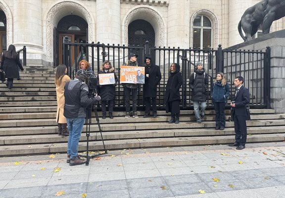 Майката на Нав (вляво), до нея братът на Нав и техни близки организираха малък протест пред Съдебната палата