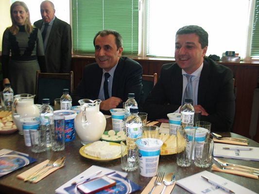 Премиерът Пламен Орешарски и министър Драгомир Стойнев посетиха държавното предприятие ЕлБи Булгарикум във Видин и дегустираха млека и сирена от асортимента му.