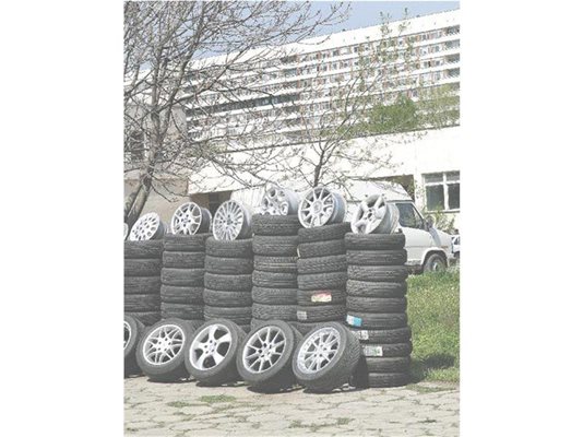На територията на болницата има дори магазин за автомобилни гуми. 
СНИМКА: АТАНАС КЪНЕВ