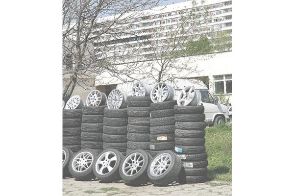 На територията на болницата има дори магазин за автомобилни гуми. 
СНИМКА: АТАНАС КЪНЕВ