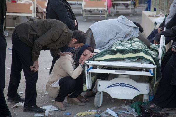 Жена ридае до трупа на близък, убит в бедствието в иранския град Сарпол е Захаб.