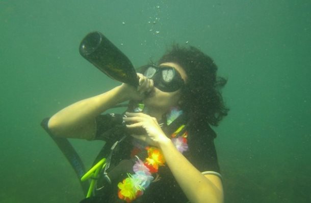 Гмуркачите пиха шампанско под водата/ Снимки: Водолазен клуб "Посейдон"